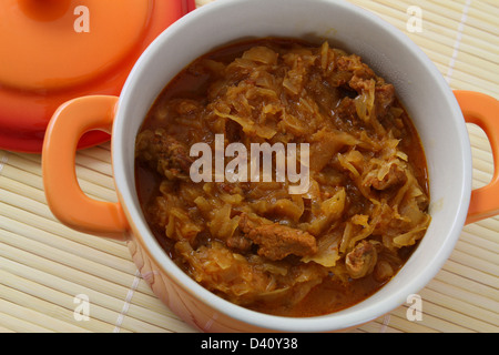 Polnische Bigos in einem Topf Stockfoto