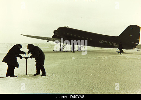 Die Lisunov Li-2 ist ein sowjetisches Transportflugzeug, das aus der US-amerikanischen DC-3 entwickelt wurde. Er wurde hauptsächlich während und nach dem Zweiten Weltkrieg eingesetzt und diente in verschiedenen militärischen und zivilen Rollen, einschließlich Flugzeug- und Frachttransport. Die Li-2 war ein wichtiger Teil der sowjetischen Luftfahrtgeschichte, ähnlich wie die DC-3, und trug zur Entwicklung des sowjetischen Luftverkehrs bei. Stockfoto