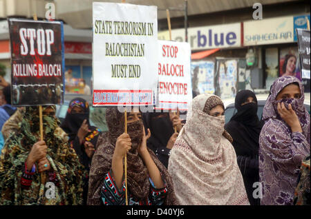 Mitglieder der Menschenrechtsorganisation Baloch protestieren gegen Militäroperation Völkermord Baloch Menschen während einer Demonstration im Presseklub Karachi auf Donnerstag, 28. Februar 2013. Stockfoto