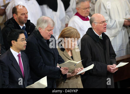 Der deutsche Finanzminister Philipp Roesler (L-R), CSU-Vorsitzende Horst Seehofer (2 L) und die deutsche Bundeskanzlerin Angela Merkel und Präsident des Bundestages Norbert Lammert nehmen Teil in der Danksagung Masse für Papst Benedict XVI am St. Hedwigs Kathedrale in Berlin, Deutschland, 28. Februar 2013. Foto: KAY NIETFELD Stockfoto
