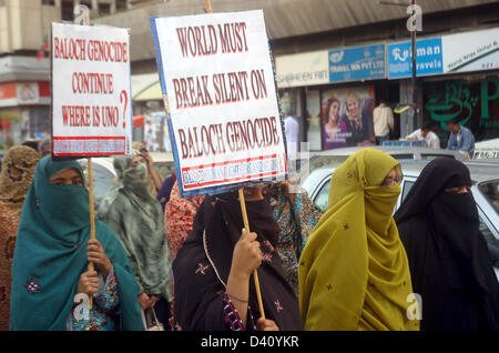 Mitglieder der Menschenrechtsorganisation Baloch protestieren gegen Militäroperation Völkermord Baloch Menschen während einer Demonstration im Presseklub Karachi auf Donnerstag, 28. Februar 2013. Stockfoto