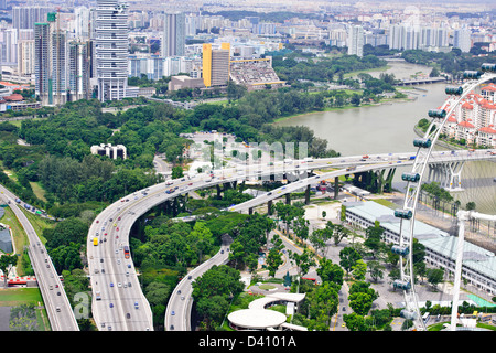 Marina Bay Sands Deck Ansichten, Marina Reservoir, East Coast Parkway, Singapore Flyer, (Riesenrad) Wohnungen, Reihenhäuser, Singapur Stockfoto