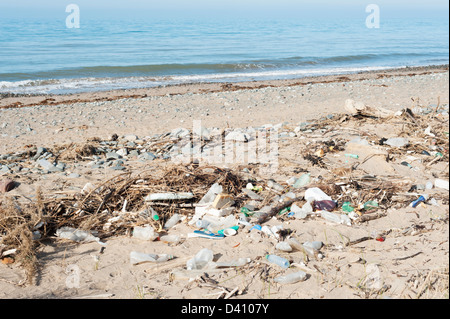 Kunststoff-Flaschen und anderen Müll und Abfall gewaschen oben auf einem schmutzigen britischen Strand Stockfoto