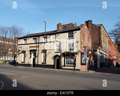 Churchills Kneipe an der Ecke Chorlton Street und Canal Street in Manchester UK Stockfoto