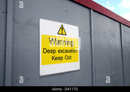 Warnschild "Tiefe Baugrube" am Bau Website Horten Stockfoto
