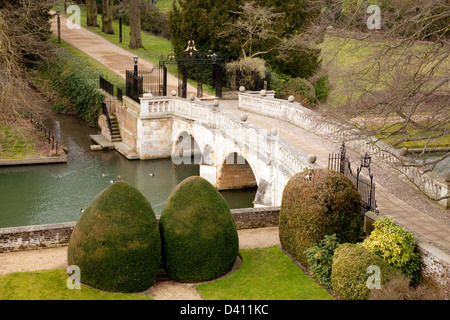 Clare College - Gärten, Brücke und den Fluss Cam, Universität Cambridge, England, UK Stockfoto