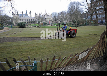 Brighton und Hove Stadtrat Arbeiter verlegen neue Rasen im Garten Pavillon Stockfoto
