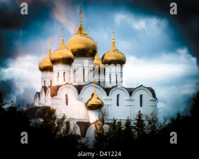 Kirche in Jaroslawl, Russland. Blick auf alte russische Kathedrale mit blauem Himmelshintergrund. Golden glänzenden Kuppeln und weißen Steinmauern. Stockfoto