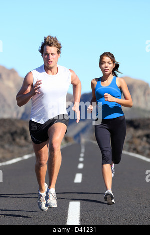 In voller Länge von Fit Läufer Joggen Training unterwegs schöne Landschaft Stockfoto