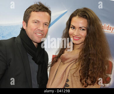 Früherer Beruf Fußballspieler Lothar Matthaeus kommt mit neuen Freundin Anastasia, die Gala-Premiere von "Holiday on Ice-Show Speed" in Berlin, Deutschland, 28. Februar 2013. Foto: Jörg CARSTENSEN Stockfoto