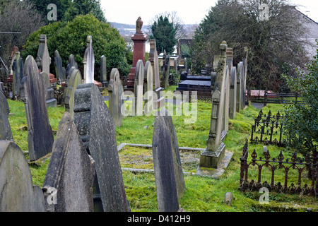 Blick auf die Altstadt Friedhof in Swansea zeigt alte Grabsteine im Winkel Stockfoto