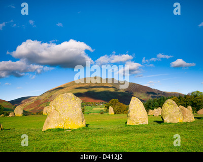 Castlerigg Steinkreis mit Blencathra hinter sich. Lake District National Park in der Nähe von Keswick, Cumbria, England. Stockfoto