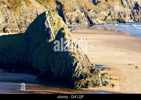 Blick auf drei Klippen Bucht auf der Gower Halbinsel mit schweren Schatten in der Nähe Stockfoto