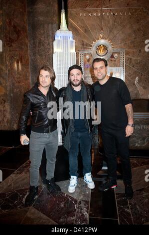 Manhattan, New York, USA 28. Februar 2013. Swedish House Mafia, AXWELL, STEVE ANGELLO und SEBASTIAN INGROSSO, Lichter dem Empire State Building gelb und blau, die Farben der schwedischen Flagge zu Ehren ihrer Black Tie Rave Charity Veranstaltung im Hammerstein Ballroom Hurricane Sandy Relief und Save the Children zusammen mit ihren Rekord ausverkauften profitieren zeigt im Madison Square Garden und Barclays Center. Kredit Bild: Kredit-: Bryan Smith/ZUMAPRESS.com/Alamy Live-Nachrichten Stockfoto