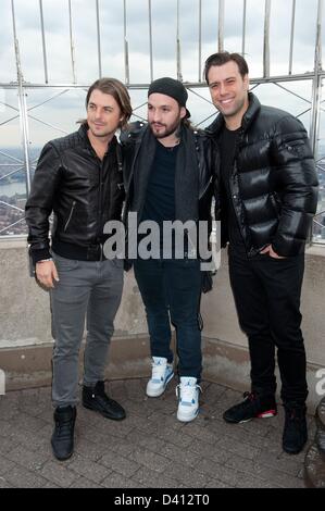 Manhattan, New York, USA 28. Februar 2013. Swedish House Mafia, AXWELL, STEVE ANGELLO und SEBASTIAN INGROSSO, Lichter dem Empire State Building gelb und blau, die Farben der schwedischen Flagge zu Ehren ihrer Black Tie Rave Charity Veranstaltung im Hammerstein Ballroom Hurricane Sandy Relief und Save the Children zusammen mit ihren Rekord ausverkauften profitieren zeigt im Madison Square Garden und Barclays Center. Kredit Bild: Kredit-: Bryan Smith/ZUMAPRESS.com/Alamy Live-Nachrichten Stockfoto