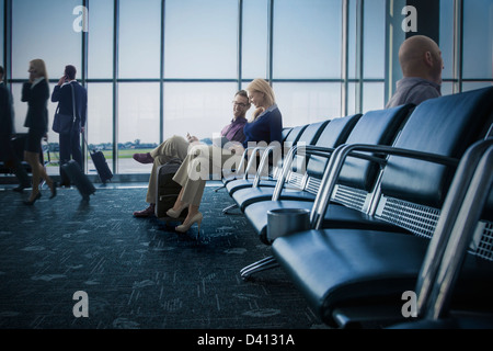 Kaukasische paar mit digital-Tablette in Flughafen Stockfoto