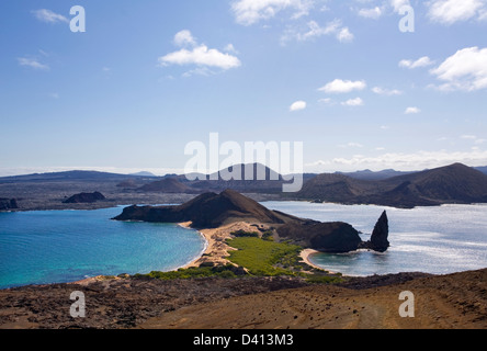 Ecuador, Galápagos-Inseln, Isla Bartolomé, Blick auf die Inseln Lavalandschaft gegenüber benachbarten Isla San Salvador Stockfoto