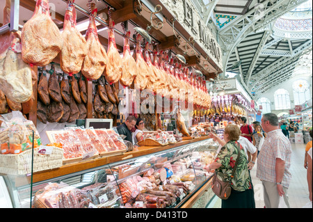 Geheilt, Schinken und Würstchen zum Verkauf in Central Market, Valencia, Spanien Stockfoto