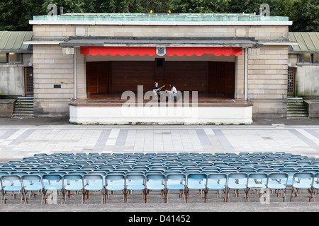 Musiker auf der Bühne des Ross Bandstand im Westen Princes Street Gardens in Edinburgh City Centre, Schottland, UK üben Stockfoto