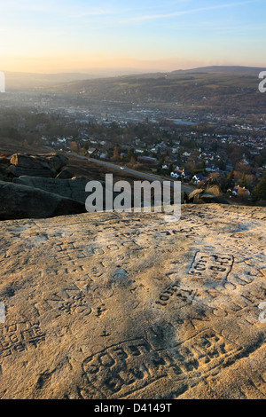 Graffiti bedeckt Felsen an die berühmte Kuh und Kalb Felsen auf Moor, Ilkley, West Yorkshire, England Stockfoto