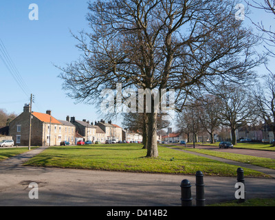 Front Street die wichtigste A688 Straße durch das Dorf Staindrop hat eine langen grünen typisch für County Durham Stockfoto