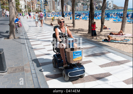 Frau mit gemietet Elektromobil auf der Promenade, Benidorm, Costa Blanca, Spanien Stockfoto