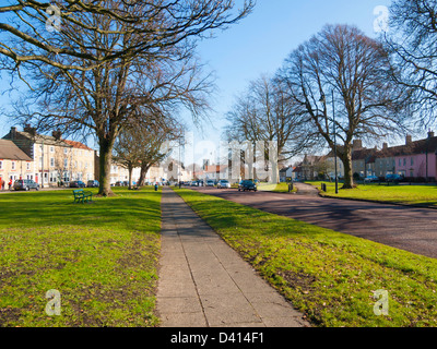 Front Street die wichtigste A688 Straße durch das Dorf Staindrop hat eine langen grünen typisch für County Durham Stockfoto