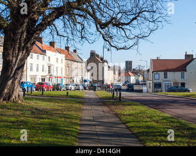 Front Street die wichtigste A688 Straße durch das Dorf Staindrop hat eine langen grünen typisch für County Durham Stockfoto