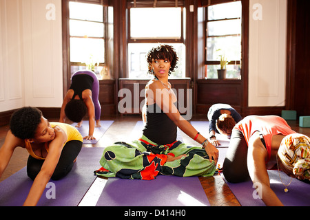 Frauen praktizieren Yoga Klasse Stockfoto