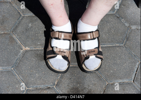 Britische Touristen tragen weiße Socken und Sandalen, Benidorm, Spanien Stockfoto
