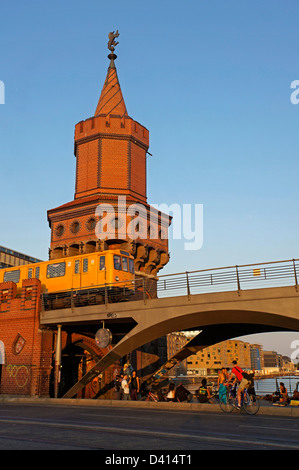 Oberbaumbrücke über Fluss Spree, Metro-Zug, Fahrräder, Berlin Stockfoto