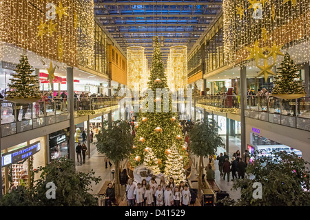 Weihnachtsdekoration im Potsdamer Platz Akaden, Berlin, Deutschland Stockfoto