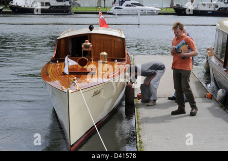 Traditionelles Boot Rallye Henley, Germany, 2009. Besucher zu inspizieren und bewundern "Islay" 1922 restauriert Motor Show zu starten. Stockfoto