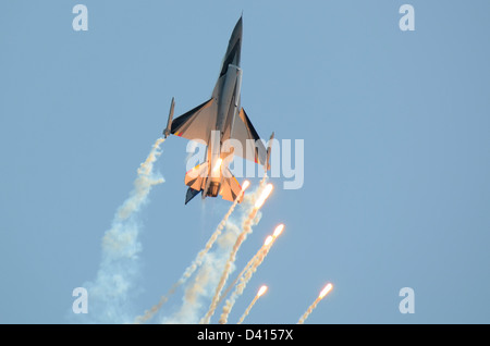 General Dynamics Lockheed F-16 der belgischen Luftkomponente (Air Force) setzt Flares frei, um Hitzesuchraketen abzuleiten Stockfoto