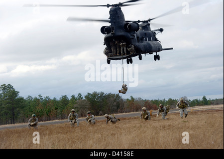 US-Green Beret Special Forces Soldaten schnell Seil aus einer CH-47 Chinook-Hubschrauber während des Trainings 6. Februar 2013 auf Eglin Air Force Base, Florida. Schnell Seil einlegen werden verwendet, um niedrigere Soldaten durch ein dickes Tau in Bereiche, wo Hubschrauber landen kann. Stockfoto