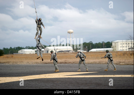 US-Green Beret Special Forces Soldaten während einer Fortbildungsveranstaltung 5. Februar 2013 auf Eglin Air Force Base, Florida. Die Green Berets praktiziert besonderen Zweck einsetzen Extraktion verwendet, um schnell einfügen oder Gelände, das nicht, dass der Hubschrauber zulässt landen Soldaten entziehen. Stockfoto