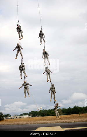 US-Green Beret Special Forces Soldaten während einer Fortbildungsveranstaltung 5. Februar 2013 auf Eglin Air Force Base, Florida. Die Green Berets praktiziert besonderen Zweck einsetzen Extraktion verwendet, um schnell einfügen oder Gelände, das nicht, dass der Hubschrauber zulässt landen Soldaten entziehen. Stockfoto