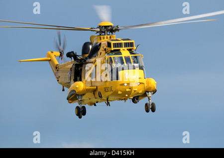 RAF Search and Rescue Sea King Hubschrauber. Der SAR Hubschrauber der Royal Air Force ist im Notfall hellgelb lackiert Stockfoto