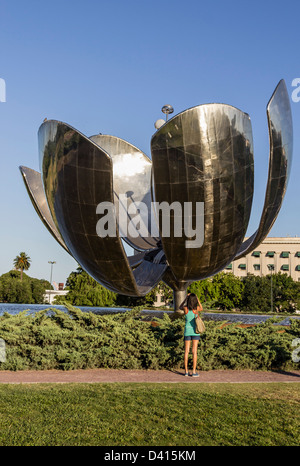 Angebot Generica Metall Blume, Plaza Naciones Unidas, Recoleta, Buenos Aires, Argentinien Stockfoto