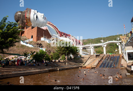 Riesigen liegenden Buddha zu gewinnen Sein Taw Ya Kloster Mawlamyine (Moulmein) Burma Stockfoto