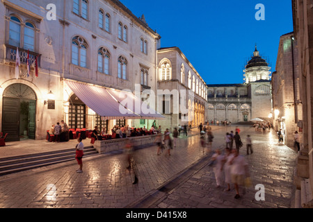 Pred Dvorom, Kathedrale Velika Gospa, Altstadt Zentrum von Dubrovnik am Abend, Kroatien Stockfoto