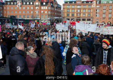 Kopenhagen, Dänemark. 28. Februar 2013. Studenten aus ganz Dänemark zeigen auf dem Rathausplatz in Kopenhagen gegen die Regierung angekündigten Kürzungen auf die, in vielerlei Hinsicht lukrativsten staatliche Bildung gewähren. Kundgebung vor die Prozession in Richtung Schloss Christiansborg Palace Square beginnt... Bildnachweis: Niels Quist / Alamy Live News Stockfoto