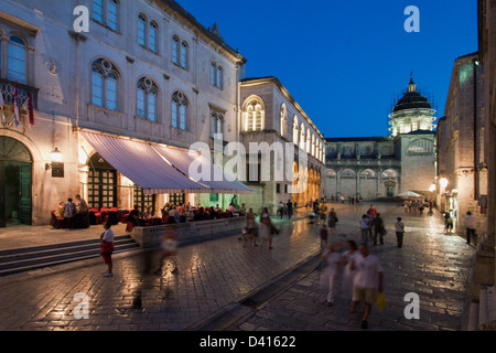 Pred Dvorom, Kathedrale Velika Gospa, Altstadt Zentrum von Dubrovnik am Abend, Kroatien Stockfoto