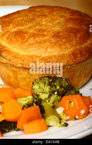 Steak Pie und Saisongemüse Stockfoto