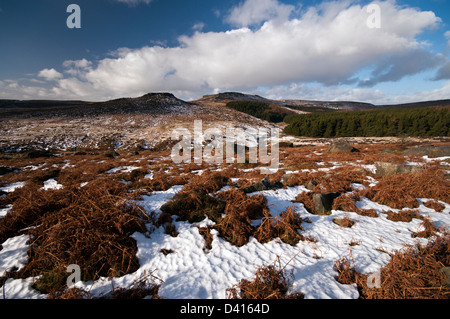 Die Eisenzeit Fort Gipfel des Carl Walk, mit Higger Tor darüber hinaus in der Peak District National Park Stockfoto