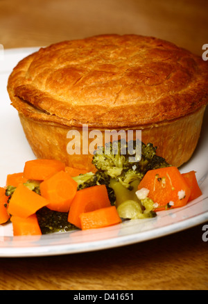 Steak Pie und Saisongemüse Stockfoto