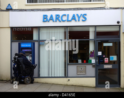 Eine behinderte Kunden mit Hilfe der atm bei einer Barclays Bank Stockfoto