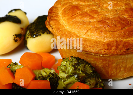 Steak Pie und Saisongemüse Stockfoto