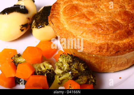 Steak Pie und Saisongemüse Stockfoto