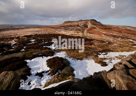 Winterliche Wolken werden über Higger Tor in der Peak District National Park von Carl Walk gesehen geblasen. Stockfoto